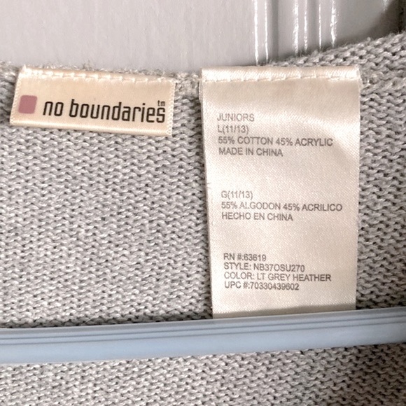 Super Cute & Comfy Gray Zip Up Crop Sweater w/ Hood & Pockets Size Large - Picture 8 of 9